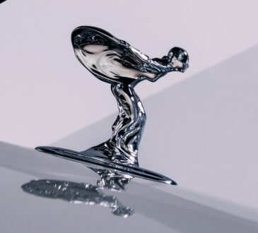 Rolls-Royce rediseñó  el Spirit of Ecstasy para la era eléctrica