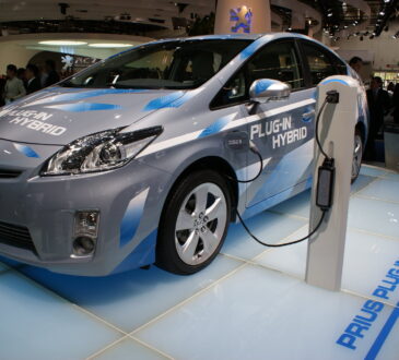 Toyota proyecta híbridos enchufables con más de 120 millas