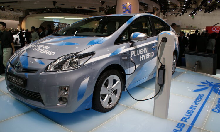 Toyota proyecta híbridos enchufables con más de 120 millas