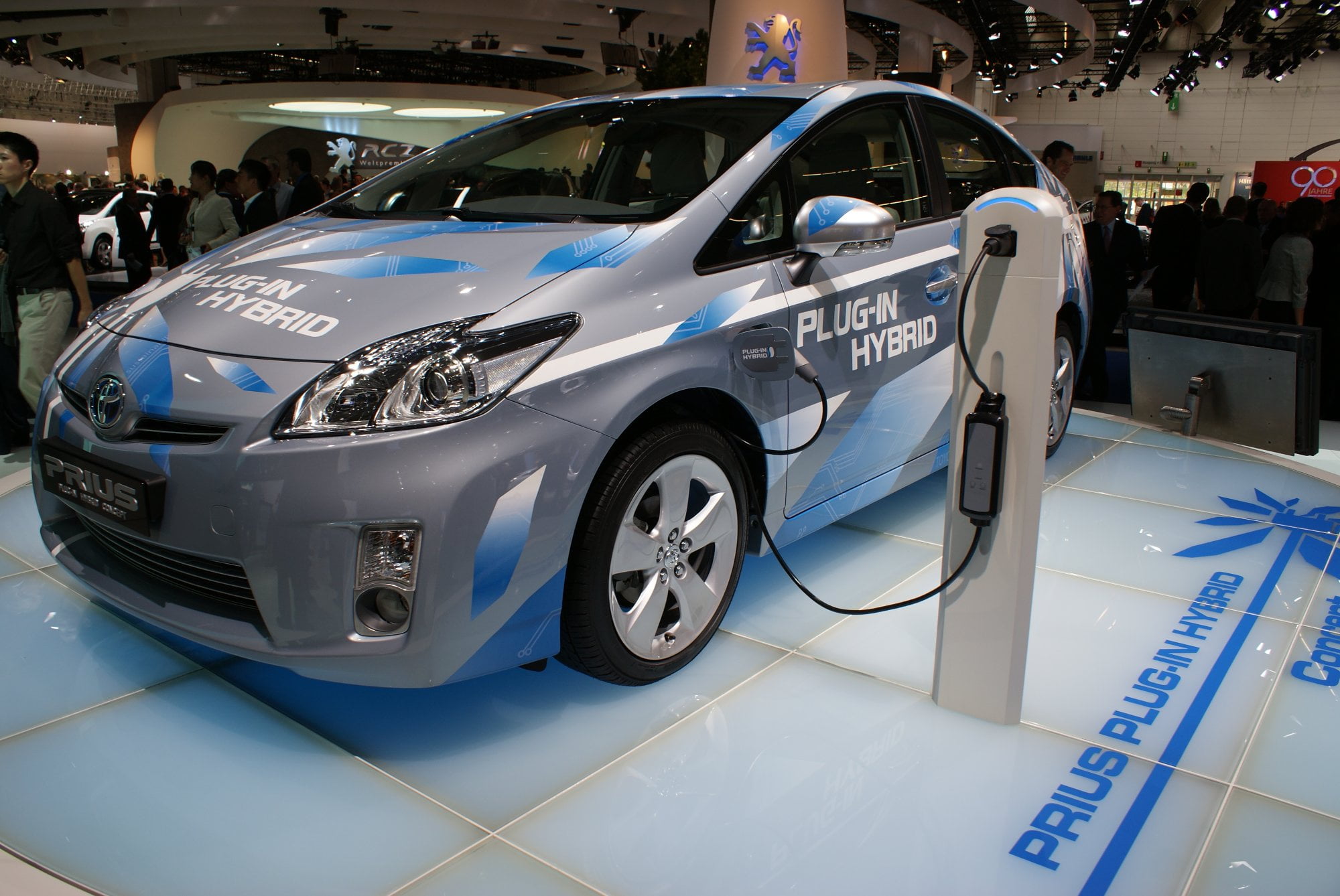 Toyota proyecta híbridos enchufables con más de 120 millas