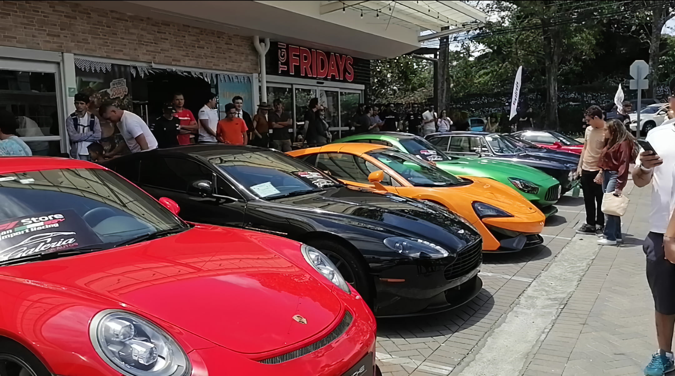 Autos exóticos y de lujo se lucen en San Rafael de Escazú