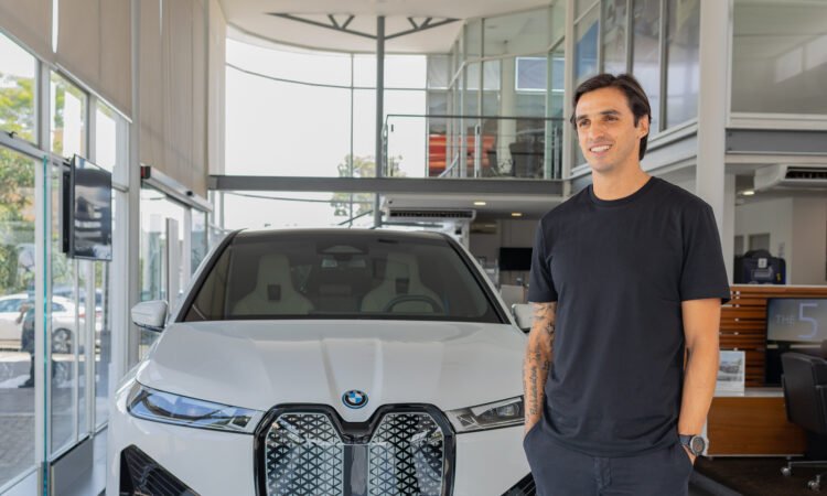 Bryan Ruiz se suma a la sostenibilidad con su auto eléctrico