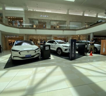 Multiplaza Escazú recibió la llegada de autos eléctricos