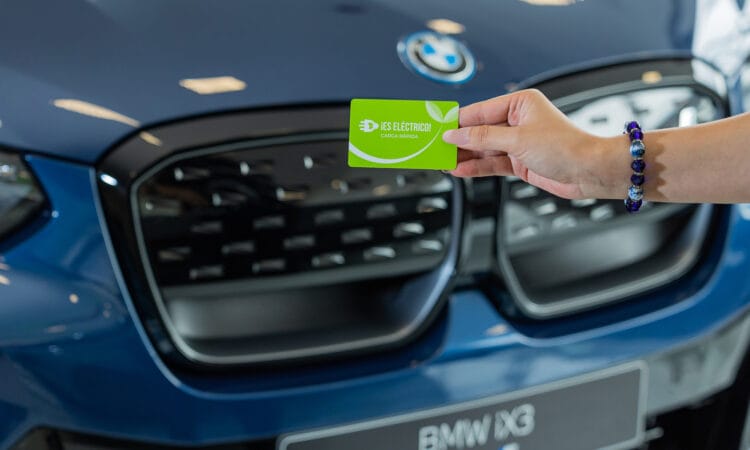 BMW y MINI darán tarjetas de carga rápida del ICE