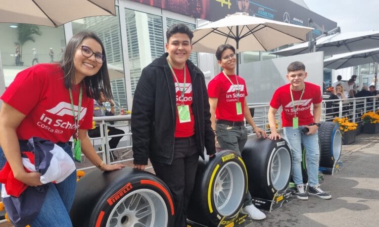 Estudiantes costarricenses experimentan la Fórmula 1 en México
