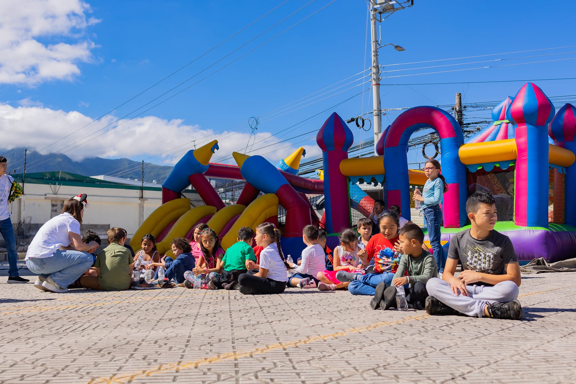 Red Motors Contribuye a una magica Navidad para 100 ninos en riesgo social Red Motors Contribuye a una mágica Navidad para 100 niños en riesgo social
