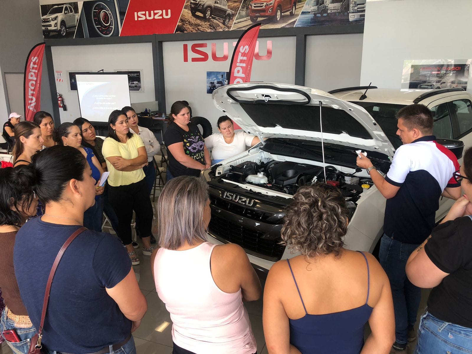 Cientos de mujeres se capacitan en mecanica con de talleres gratuitos Cientos de mujeres se capacitan en mecánica con de talleres gratuitos
