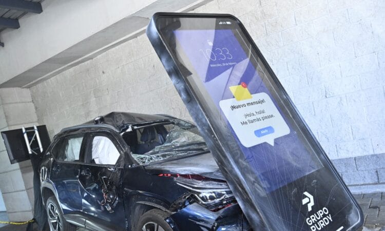Distracción por uso del celular al volante cuadruplica riesgo de accidentes