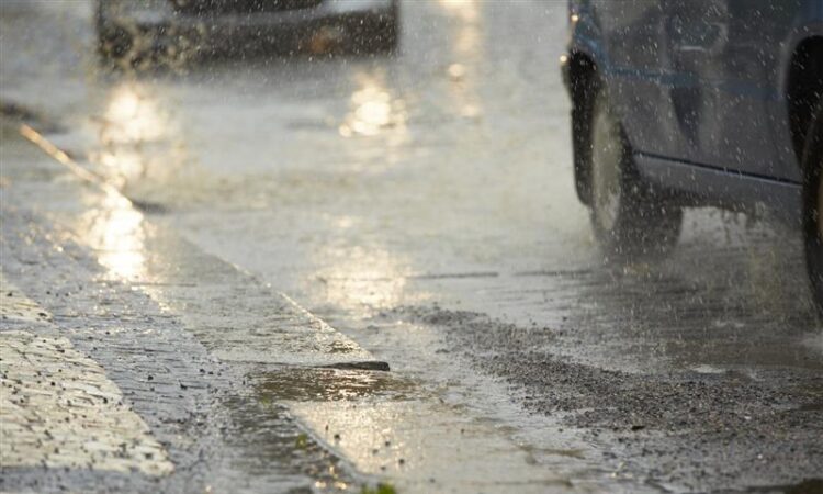 cómo conducir de forma segura durante las lluvias intensas