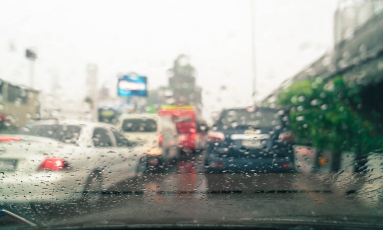 Conductores deben extremar precaución ante lluvias e inundaciones