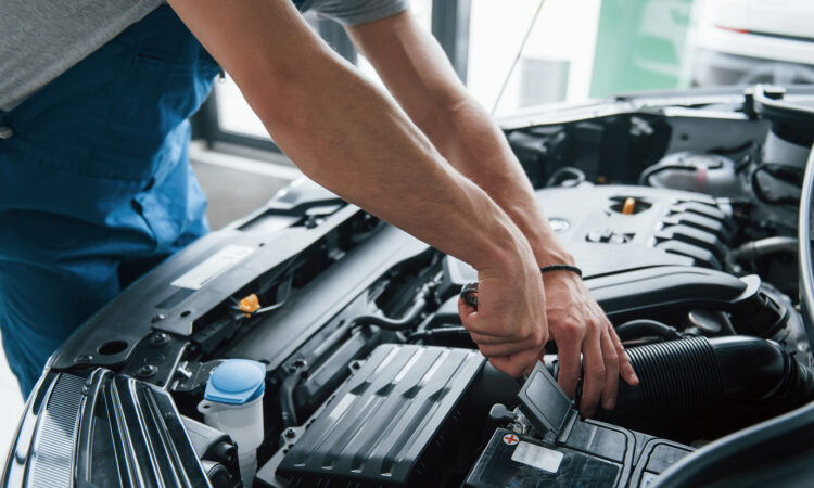7 señales de que la batería de tu carro está dañada (y qué hacer en cada caso)