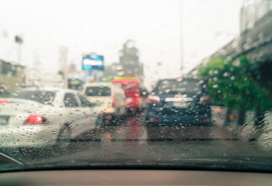 5 consejos para conducir bajo la lluvia