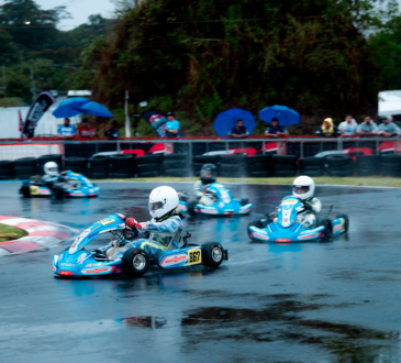 Lluvia desafió a los pilotos de Kartismo