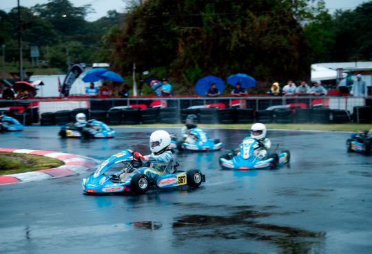 Lluvia desafió a los pilotos de Kartismo