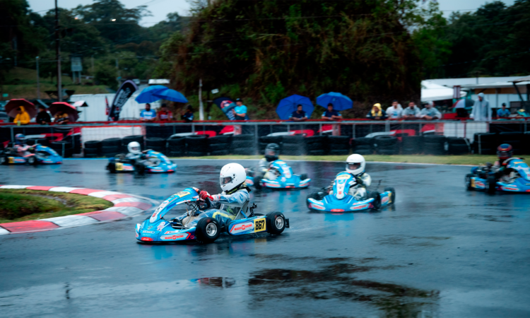 Lluvia desafió a los pilotos de Kartismo