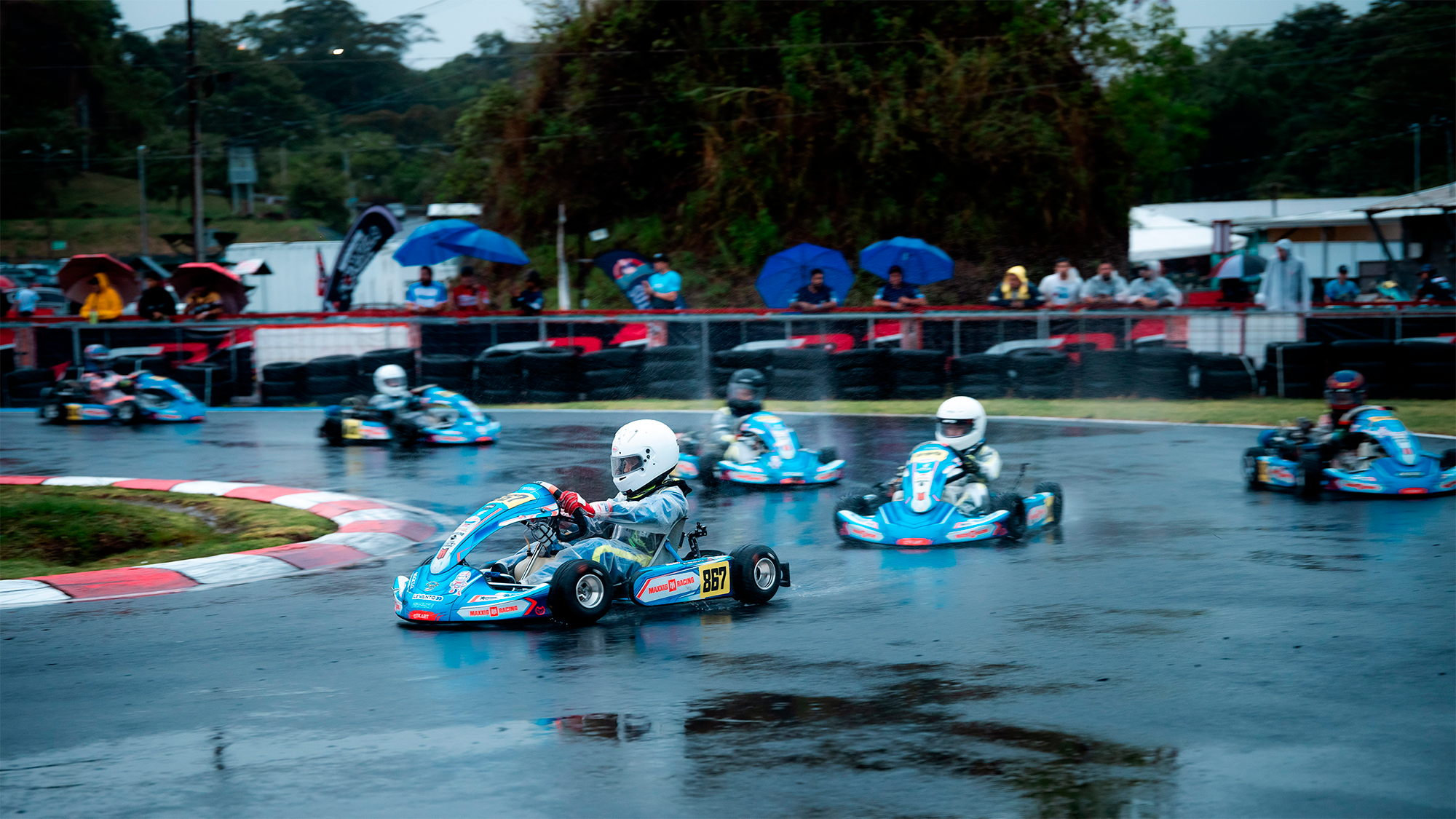 Lluvia desafió a los pilotos de Kartismo