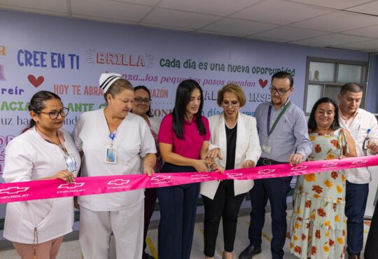 Chevrolet dona nuevas sillas para la sala de espera de Quimioterapia del Hospital San Juan de Dios